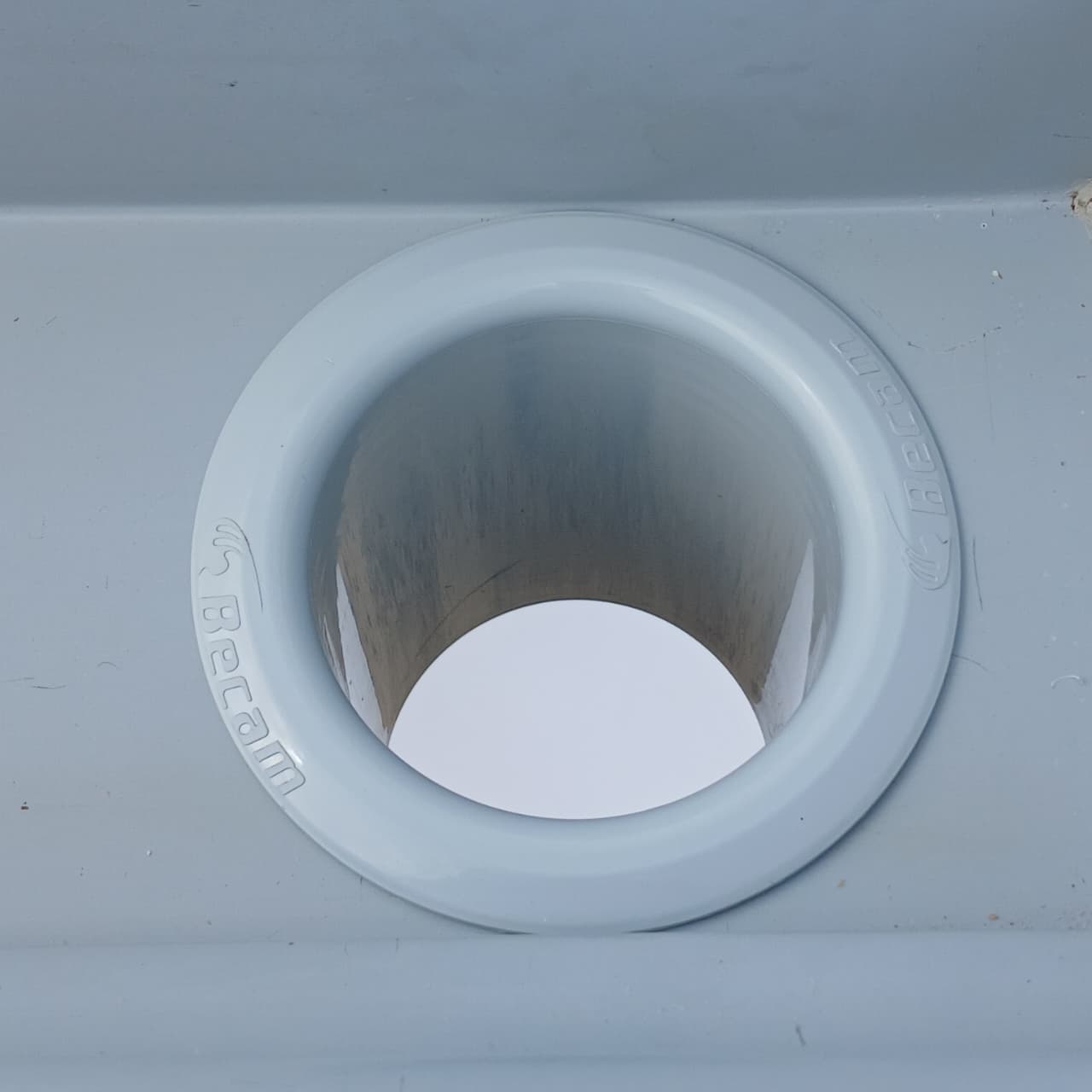 Embudo Conector de Bajada PVC para Canaleta (100mm)